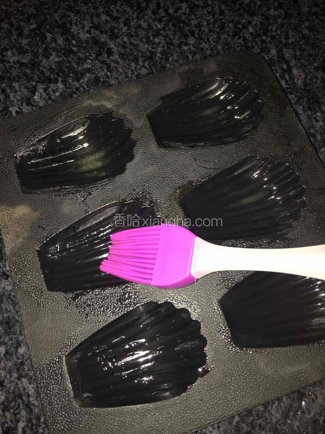 在模具里用刷子均匀的刷上一层黄油
同时烤箱预热至170度