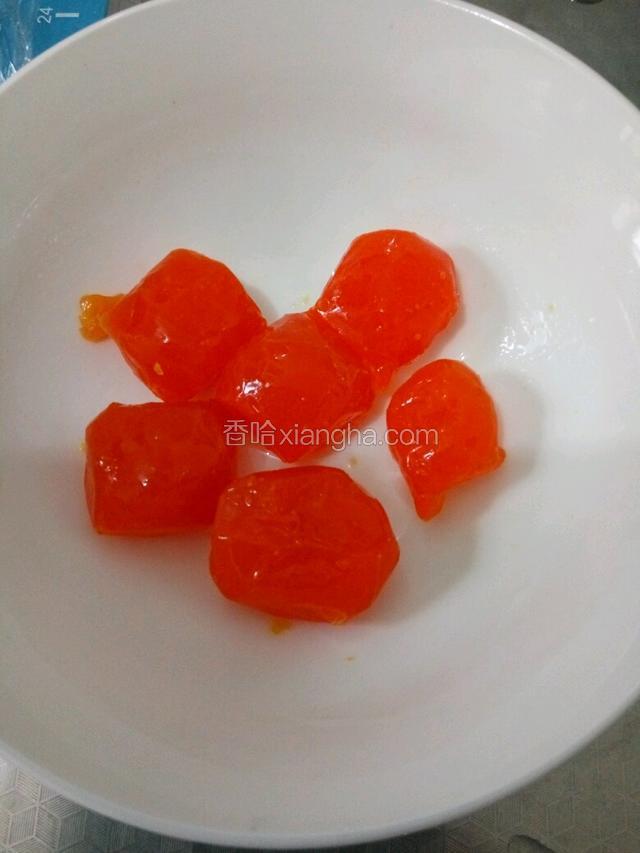 利用醒面时间做馅。
将蛋黄倒在碗中，放适量白酒，蘸匀，静置10分钟。