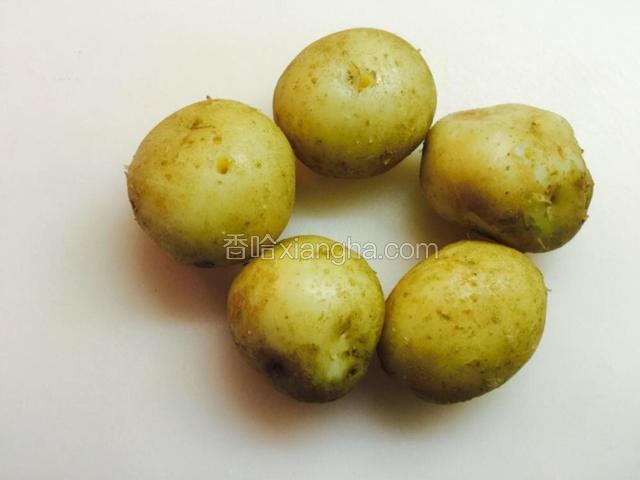 土豆个数随意，我用了5个，带皮蒸熟备用