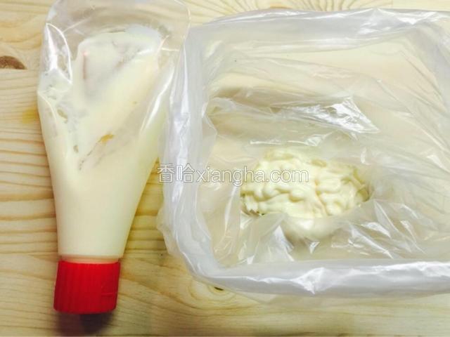 准备沙拉酱和一个干净的塑料袋，把沙拉酱挤适量到塑料袋里，5个土豆大概30克的沙拉酱