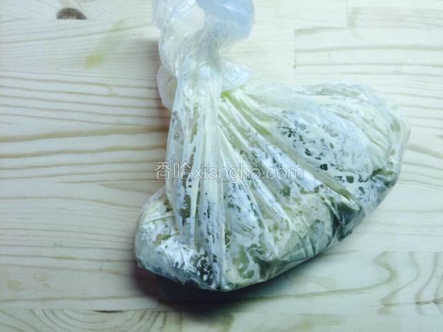 这样沙拉酱的就会在土豆表面形成膜，也达到了调味的效果，所以不需要别的调味料
