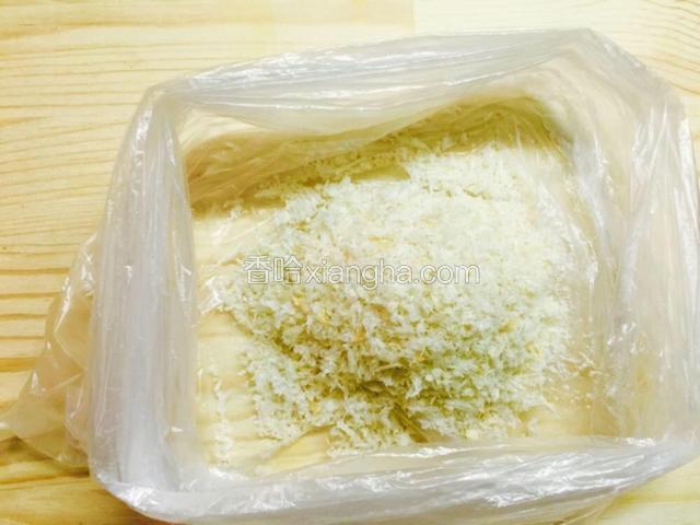 另外准备一个装面包糠的塑料袋，把刚才的土豆倒进去