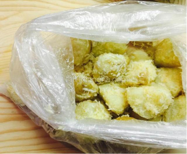 也像上一个步骤似的封口上下摇晃，这样面包糠就会粘在有沙拉酱膜的土豆上，这样准备过程就完成了