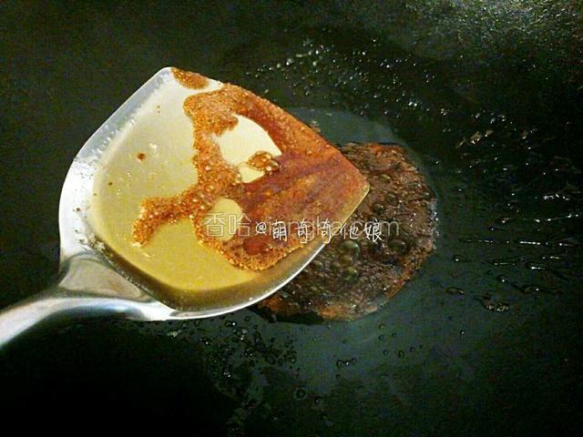 此时的糖色颜色就很漂亮了。
注意要时刻观察以免熬过头会发苦的！