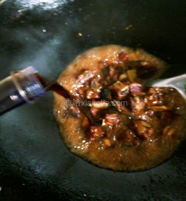 煮至汤汁变少的时候，沿锅边淋入少许香醋，撒鸡精炒匀并大火収汁，这时候的汤汁较浓稠了。至于汤汁随自己喜好收干或留些拌饭。
最后沿锅边淋醋是为了提醋香，不酸的！记得是沿锅边淋入而不是直接倒入排骨中哦！不喜欢这步省略也没关系！