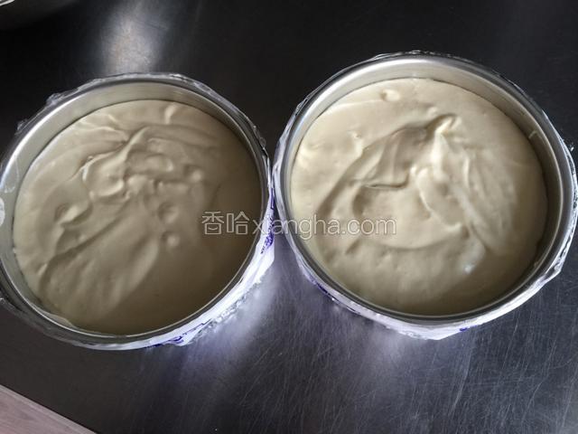 馅料装入模具至9分满！震一下气泡