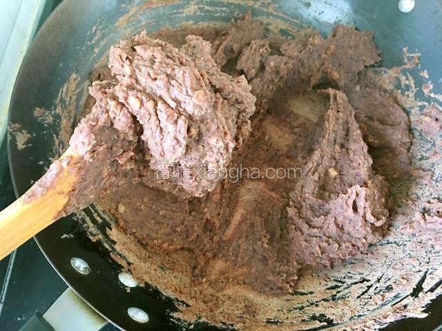 当锅内的豆沙变得浓稠后转小火，并加快翻炒的频率，一直炒至自己想要的干湿程度即可。