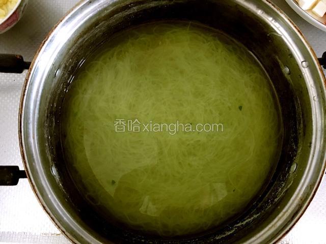 粉丝煮透，切断也浸在凉水中。