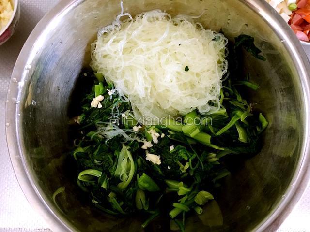 菠菜和粉丝控水，用手攥干水份放入一个盆中。放入蒜粒。