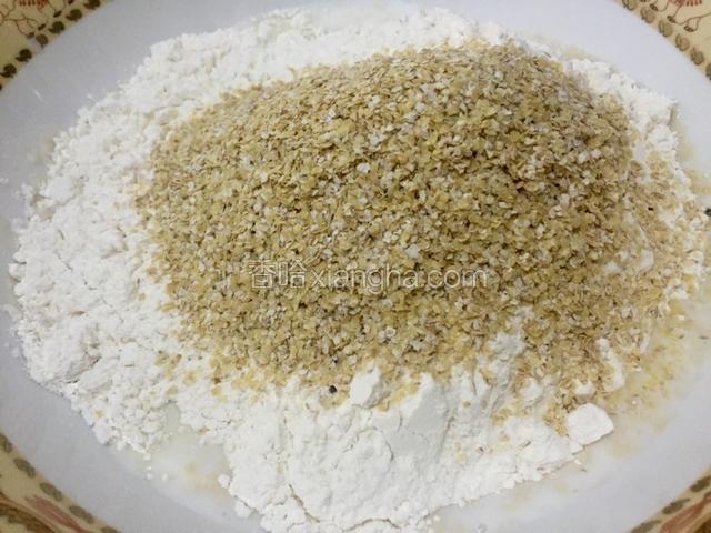 将面粉和小麦胚芽加入到牛奶中揉面。