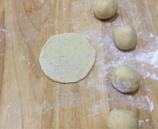把面平均分成20克左右的小面团，像擀饺子皮似的，擀薄一点。