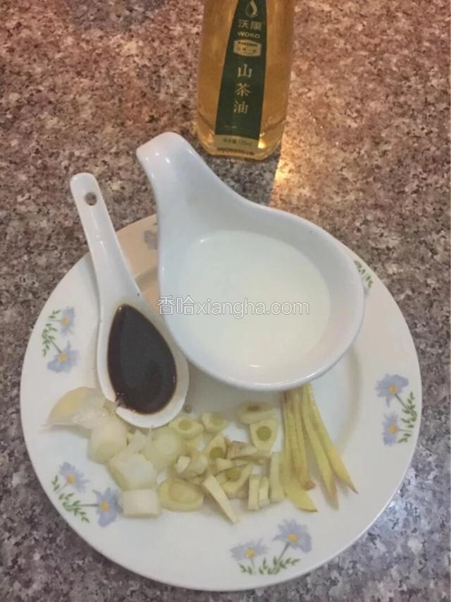 葱花，蒜片，姜丝，耗油，水淀粉（一勺淀粉小半碗水）备用
