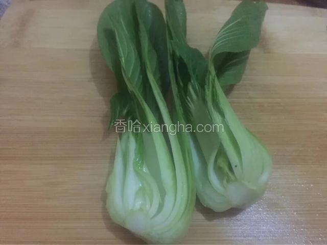 油菜洗净竖着切成两半
