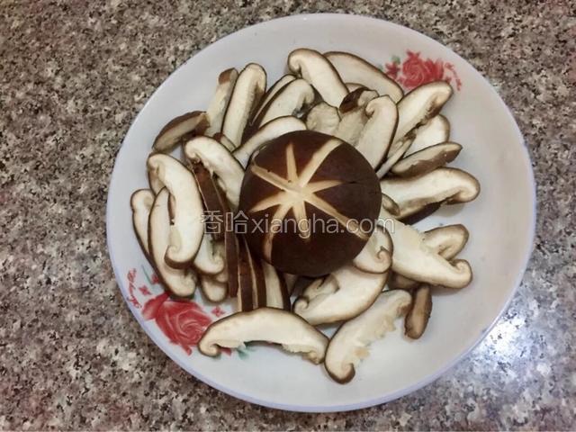 香菇洗净去腿切成片或者打花刀（个人比较喜欢切片入味）
