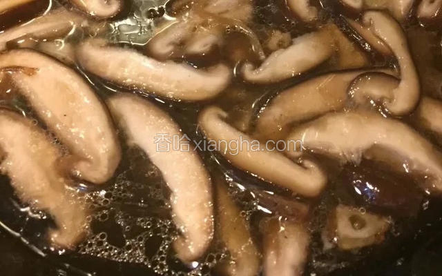 锅中热油，油热加入葱姜蒜蚝油淋入半碗水，水热加入香菇至香菇成熟
