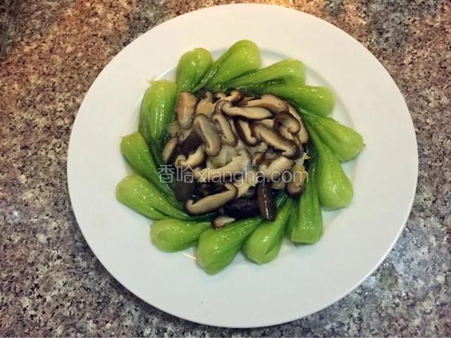 将香菇放在油菜中间

