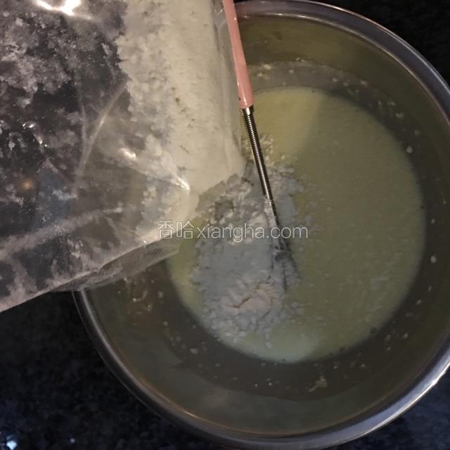 预拌粉分多次加入，拌匀