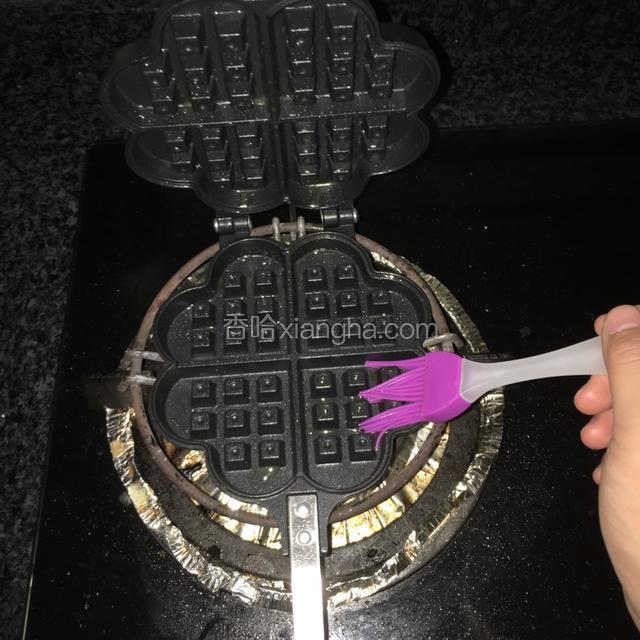 在模具中涂抹黄油，2面都要抹哦