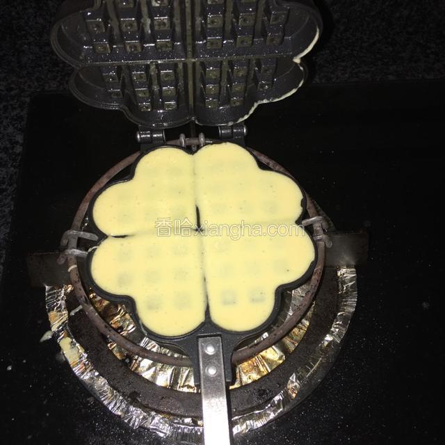 一面倒满蛋液即可