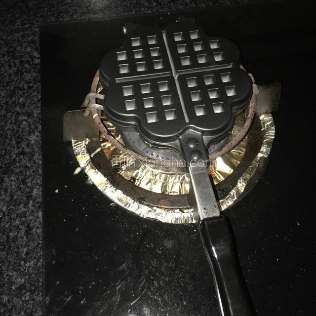 开中小火开始烤，2面各30秒，看到冒气就OK啦，喜欢脆的要多烤一会，2面各一分钟！