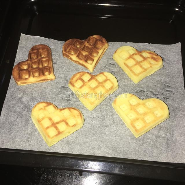 第二天早上起来用烤箱再加热一会就好啦，外面脆里面松软的waffle就大功告成啦，左上角是烤1分钟的waffle，其他都是烤30秒的