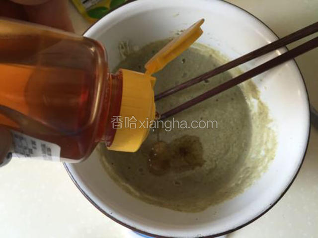 倒入蜂蜜搅拌均匀。