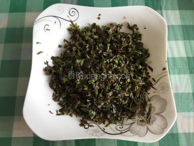 去掉根部切成末，要一次性切好千万不要来回剁影响口感和营养
