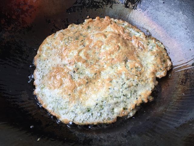 快速晃动锅使其摊成饼
