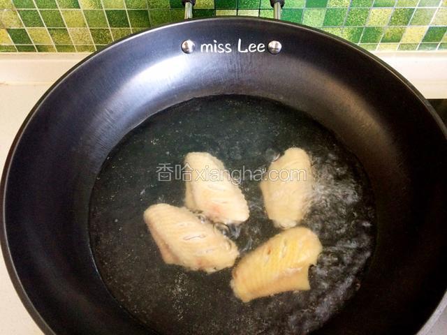 锅中添水，大火烧开后放入鸡翅快速焯水，再一次滚沸时将鸡翅捞出；