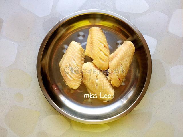 焯好的鸡翅过清水洗去浮沫后滤干水分备用；