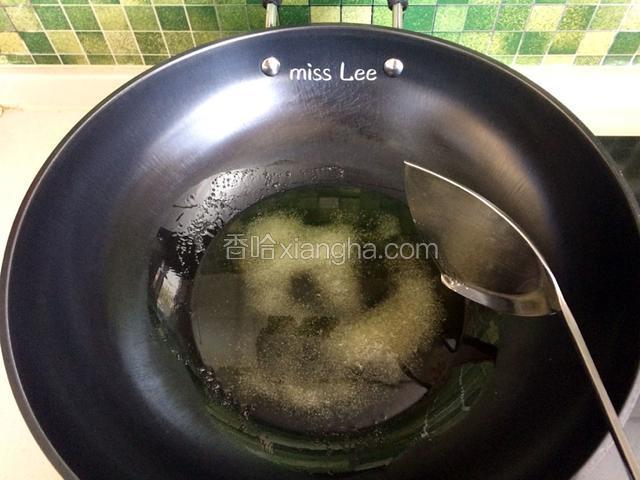 另起锅入油，油的多少根据鸡翅多少决定，大致比平时炒菜的油略多一些，油五成热时放入冰糖，小火不断搅拌至糖分融化；