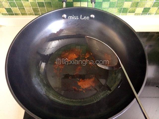 待糖色变褐，开始逐渐冒泡时就可以放入鸡翅了；