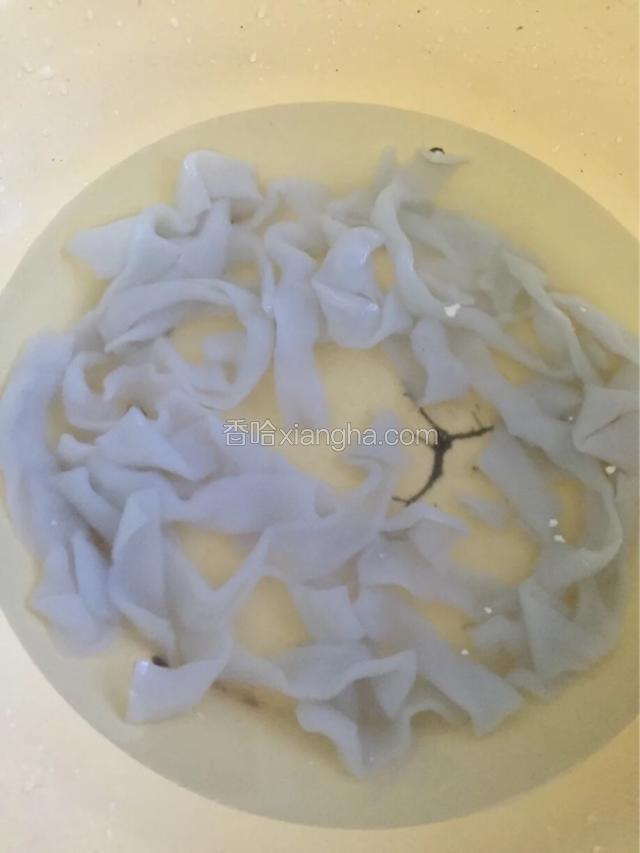 粉皮用冷水浸泡十分钟（原谅我婆婆家的老古董盆已经掉漆了还在用哦，老一辈真的比我们节俭多了，要向他们学习哦）
