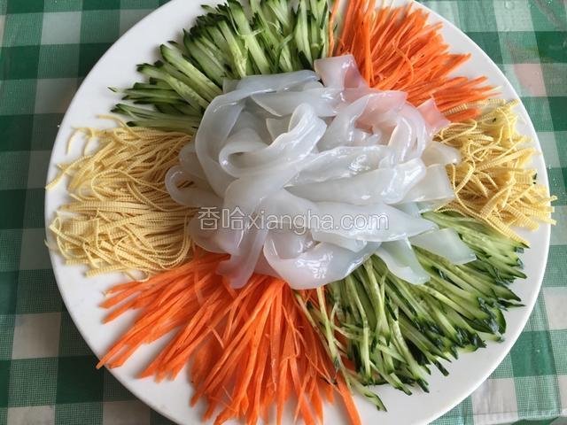 把胡萝卜丝，黄瓜丝，干豆腐丝摆于盘周，粉皮放入中间（要用大一点的盘子哦，不要问我是怎么知道的，换盘子去）
