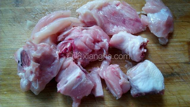 鸡腿斩成小块，放一点盐和料酒腌15分钟。
