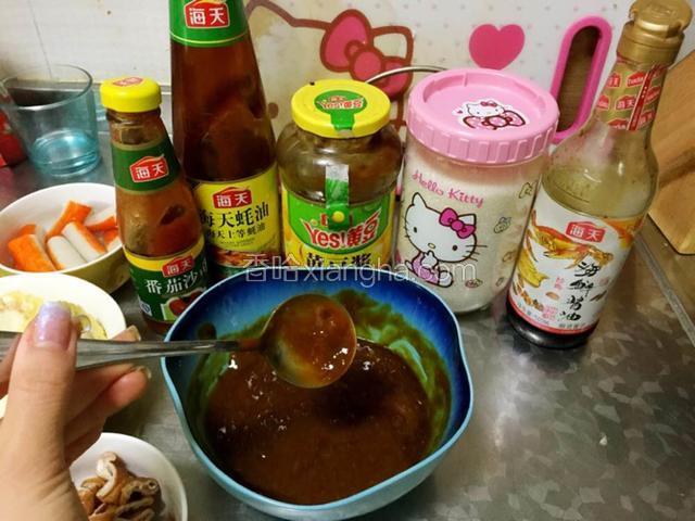 调制酱汁，番茄2大勺，蚝油5大勺，黄豆酱3大勺，海鲜酱油2大勺，白糖1大勺，淀粉1大勺，鸡精1小勺，注重，这里不能放盐，然后顺时针搅拌均匀，待用