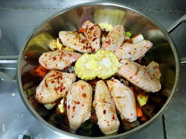 再铺上鸡翅