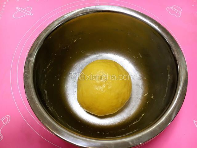 揉成光滑的面团，揉好的面团是比较干的。因为面粉的吸水性不一致，可能需要酌情调整一下面粉的用量，以保证揉好的面团，既能成团，又不会太湿软。揉成面团以后，静置松弛半个小时。