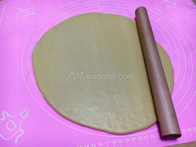 把松弛好的面团放在案板上檊成厚度约为0.5CM的长方形面团。檊的时候可以撒一些面粉在案板上防粘(其实不撒也不怎么粘的)。
