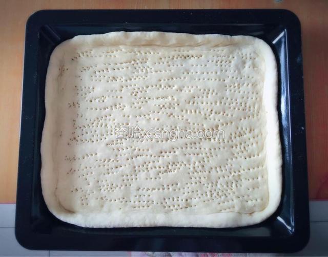 烤盘底抹层食用油，把面团擀成薄片放入烤盘内，四周压实后，用叉子扎出小孔防止烤焦