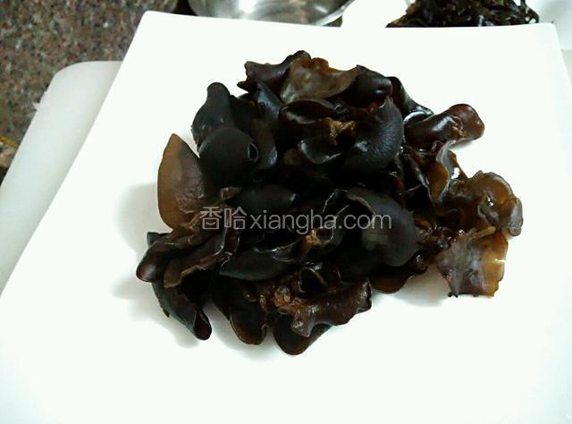 把煮熟的木耳装盘备用