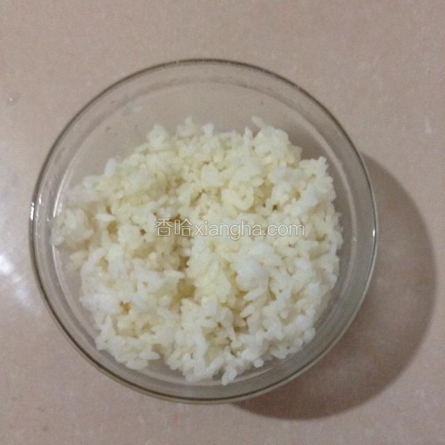 取一碗煮好的米饭，稍微冷却一下，然后加适量盐和寿司醋拌匀。