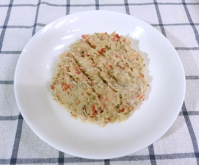 拌好的夹心酱料备用。