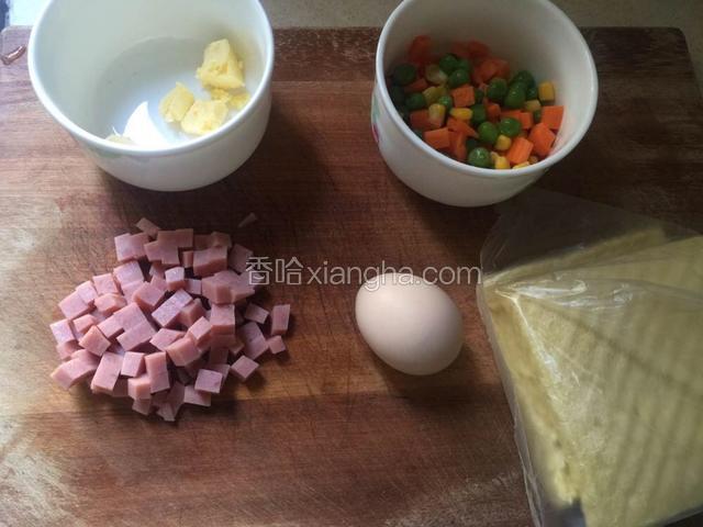 食材清洗干净，火腿胡萝卜切丁