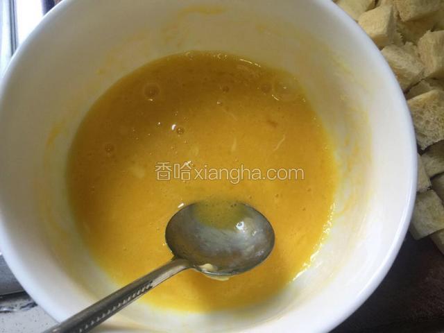 黄油软化，打入鸡蛋，打散混合均匀