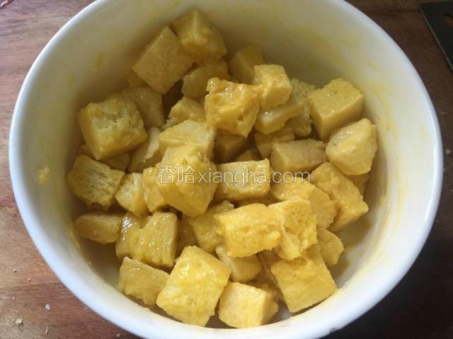 吐司放入黄油鸡蛋混合物中，搅拌均匀，让吐司每面都沾上蛋液