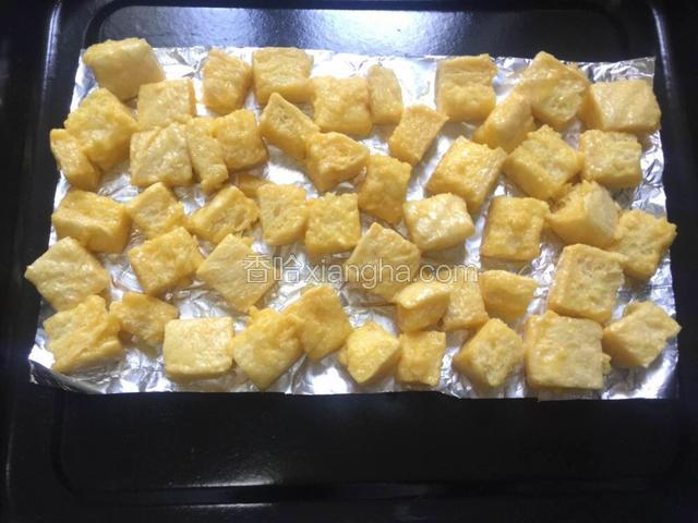 烤盆上放一张锡纸，把吐司块均匀的铺在锡纸上
