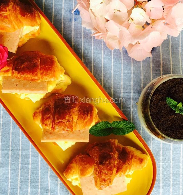 大嘴可颂——奶酪鸡蛋餐肉三明治