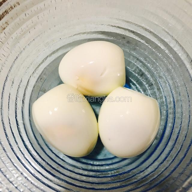 将3个鸡蛋煮熟、去壳