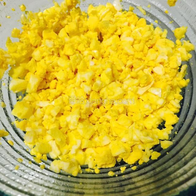 将鸡蛋剪碎（尽可能均匀）